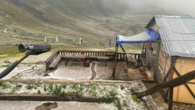 Rize’de hava sıcaklıklarının düşmeye başlaması ile sahil kesiminde yağmur yağışı