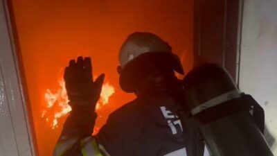 Elazığ’da sabaha karşı bir evde henüz bilinmeyen nedenle yangın çıktı.