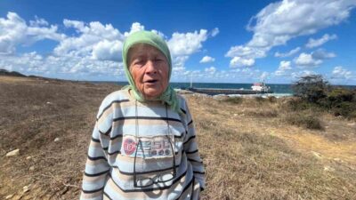 Kocaeli’nin Kandıra ilçesinde karaya oturan dev yük gemisini sabah namazına