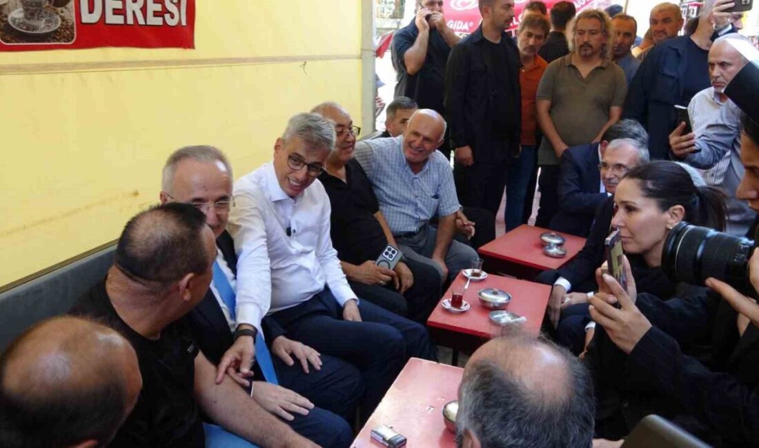 Samsun’da vatandaşlarla çay ocağında sohbet eden Sağlık Bakanı Kemal Memişoğlu,