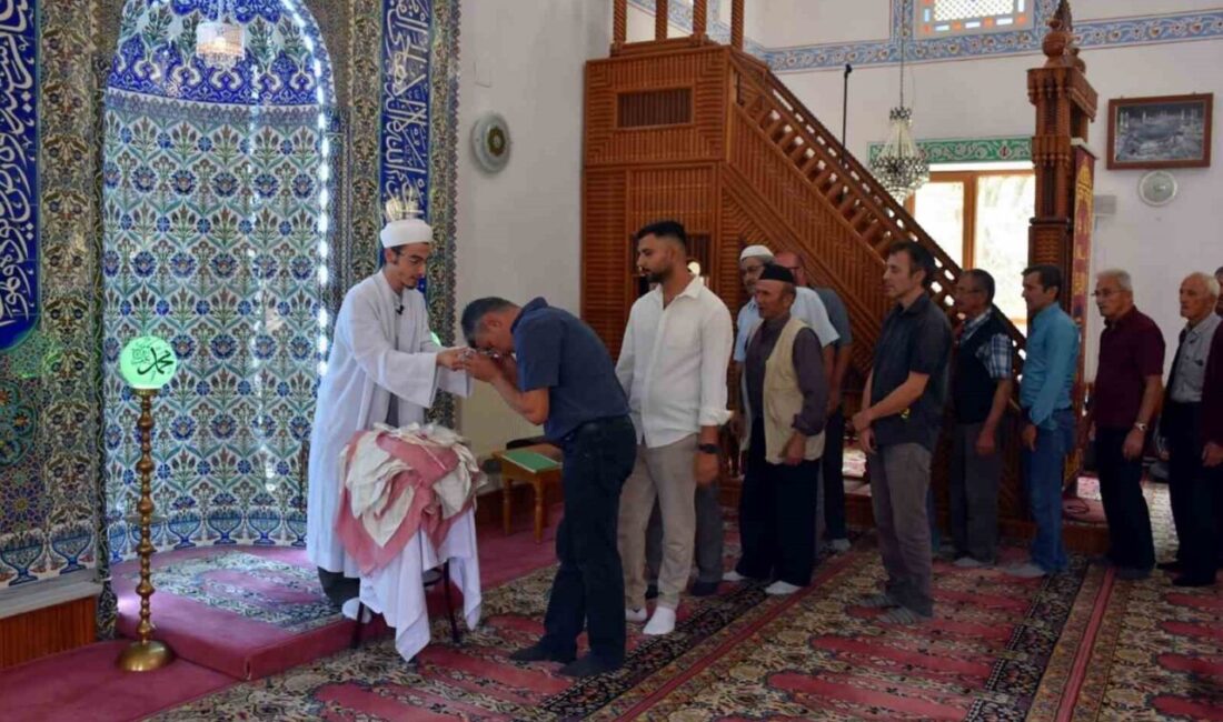 Sakarya’da Sakal-ı Şerif’e yoğun ilgi Sakarya’nın Hendek ilçesinde Peygamber Efendimiz Hazreti Muhammed’in Sakal-ı Şerif’i, cuma