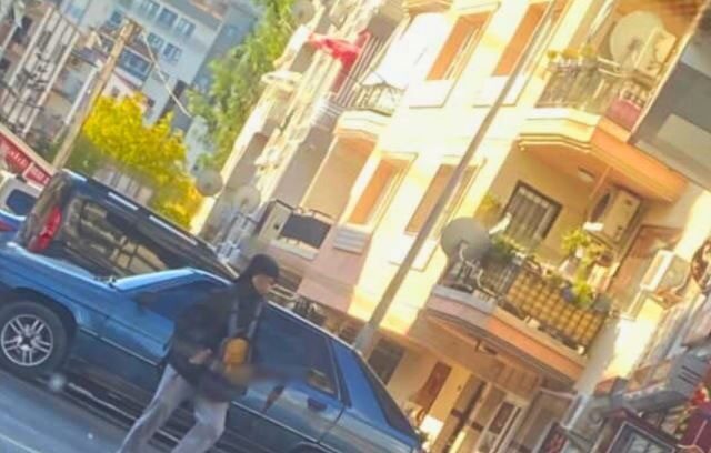 Saldırgan yaralı olarak yakalanarak gözaltına alındı İzmir’in Balçova ilçesinde bir polis karakoluna düzenlenen silahlı saldırıda 2