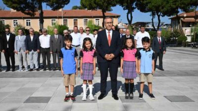 Manisa’nın Salihli ilçesinde İlköğretim Haftası, İsmail Bali İlkokulunda düzenlenen törenle