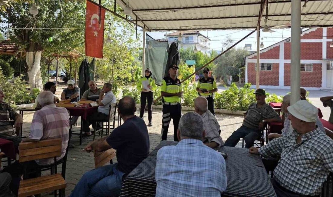 Salihli’de polis ve jandarmadan vatandaşlara trafik eğitimi Manisa’nın Salihli ilçesinde trafik kazalarının önlenmesine yönelik çalışmalarını sürdüren polis