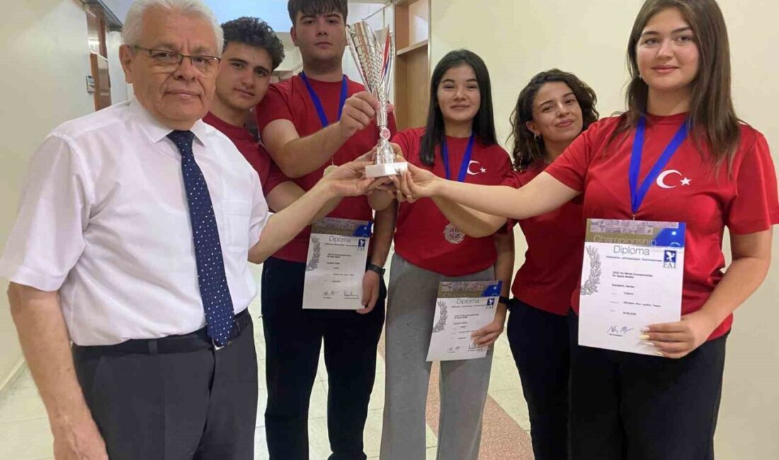Şampiyonlar Alaşehir’de alkışlarla karşılandı MANİSA (İHA) – Sırbistan’da düzenlenen Dünya Hava Sporları Şampiyonası’nda takım