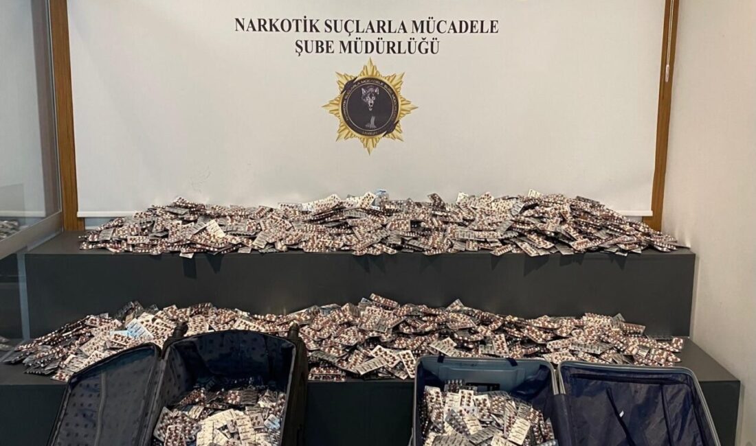 Samsun polisi otogarda yolcu otobüsünden inen bir kişinin 2 valizinde