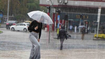 Samsun’da etkili olan ani sağanak, bazı vatandaşları hazırlıksız yakaladı. Sağa