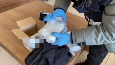 Samsun’da narkotik polisi tarafından kargo paketinde ele geçirilen 488 gram
