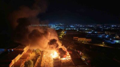 Samsun’un Tekkeköy ilçesinde çıkan kereste fabrikası yangını dronla görüntülendi. Tekkeköy
