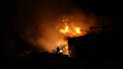 Samsun’un Tekkeköy ilçesinde çıkan kereste fabrikası yangın kontrol altına alındı.