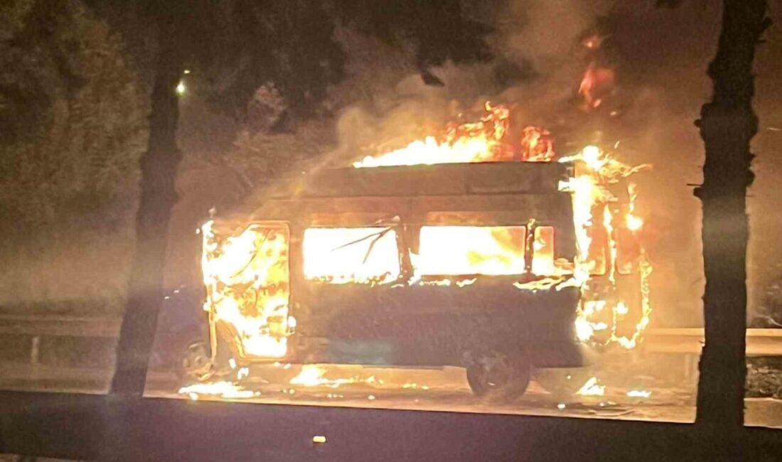 Samsun’da minibüs alev alev yandı Samsun’da seyir halindeki minibüste çıkan yangında araç alev alev yandı.