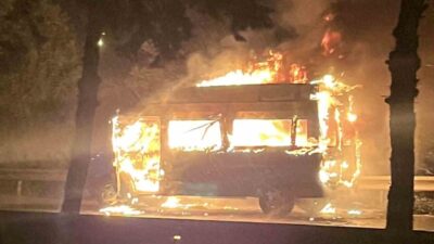 Samsun’da seyir halindeki minibüste çıkan yangında araç alev alev yandı.