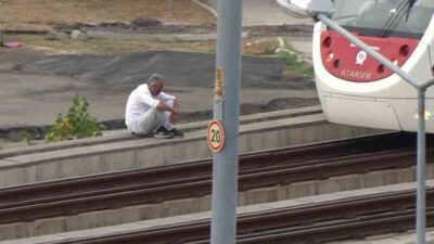Samsun’da tramvay hattının geçtiği üst geçide çıkan şahıs, rayların üzerinde