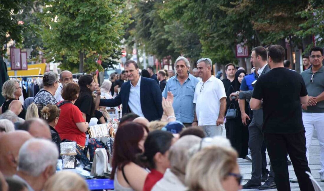 Büyükçekmece Belediyesi’nin düzenlediği “Sokakta Sanat Var” etkinliği, sanatı salonların dışına
