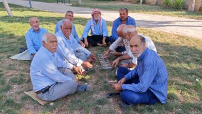 Şanlıurfa’nın Suruç ilçesinde parklarda bir araya gelen yaşlılar, binlerce yıllık