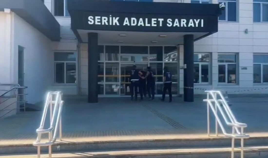 Şanlıurfa’da otobüs şoförüne bıçakla saldıran zanlı yakalandı Şanlıurfa’da özel halk otobüsü şoförüne bıçakla saldıran zanlı, Antalya’da yakalandı.