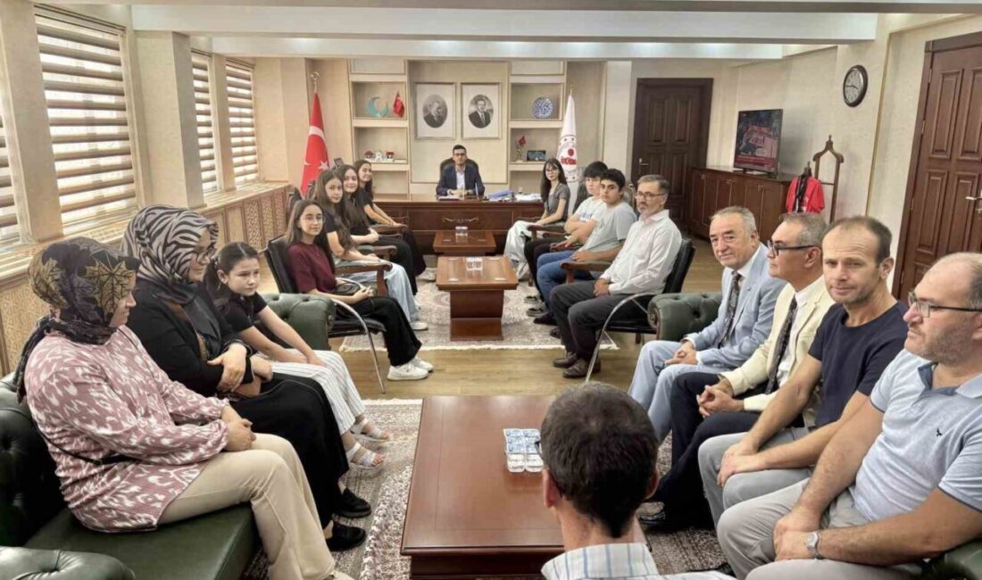 Şaphane Kaymakamı Çelik, başarılı öğrencilerle bir araya geldi Şaphane Kaymakamı Muhammed Sefa Çelik, 2024-2025 eğitim öğretim yılı Liselere