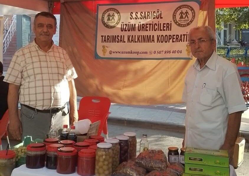 Sarıgöl’de pekmezli karbastı festivale damga vurdu Sarıgöl Üzüm Kooperatifi, 17. Sarıgöl Sultaniye Üzüm Festivali’nde ziyaretçilere üzüm