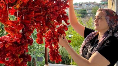 Manisa’nın Sarıgöl ilçesinde ev kadınları kışlık yiyeceklerini hazırlamaya başladı. Yaz