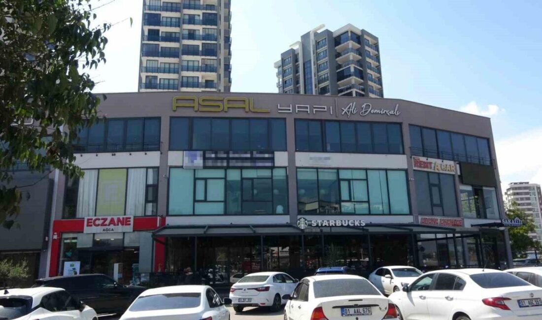 Adana’da Yüreğir Belediye Başkanı Ali Demirçalı’nın iş yerindeki makam koltuğuna