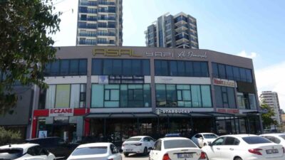 Adana’da Yüreğir Belediye Başkanı Ali Demirçalı’nın iş yerindeki makam koltuğuna