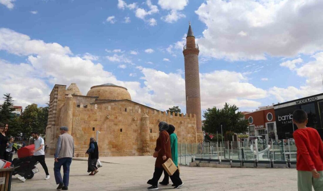 Şehrin ortasında 754 yıllık tarihi yapı dimdik ayakta duruyor KIRŞEHİR (İHA) – Kırşehir’de 754 yıldır ayakta duran ve iki