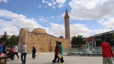 KIRŞEHİR (İHA) – Kırşehir’de 754 yıldır ayakta duran ve iki