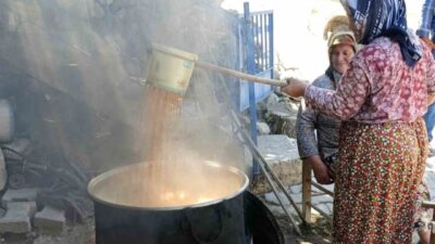 Manisa’nın Selendi ilçesinde üzüm hasadının sona yaklaşmasıyla birlikte kış sofralarının