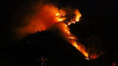 Hakkari’nin Şemdinli ilçesinde orman yangını çıktı. Alevlerin yerleşim yerlerine sıçraması