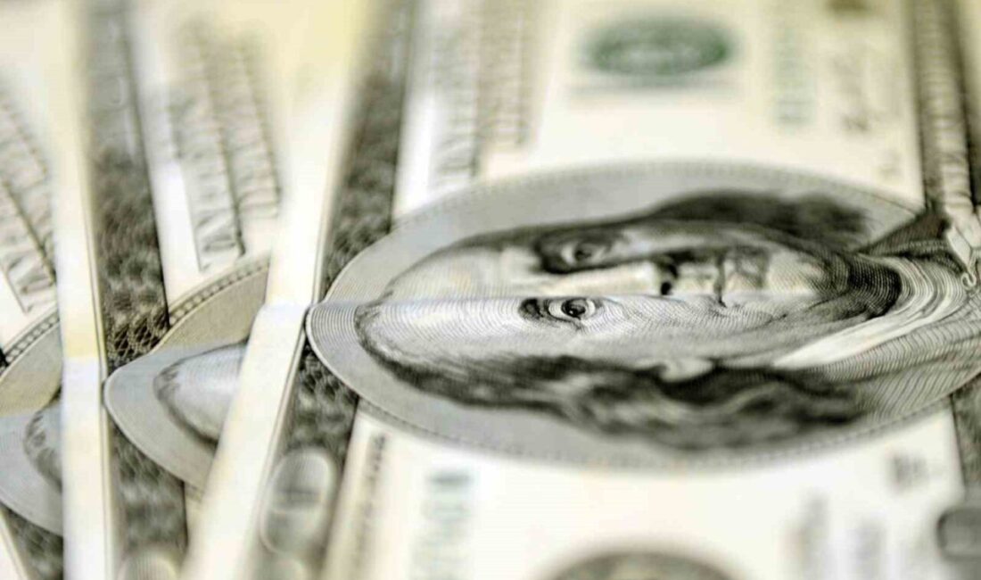 Dolar 41,3230 liradan, euro ise 48,8330 liradan güne başladı. İstanbul