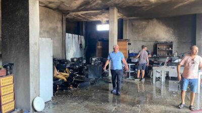 Antalya’nın Serik ilçesinde 2 katlı evdeki depo yangını itfaiyenin müdahalesiyle