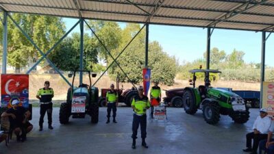 Antalya’nın Serik ilçesinde jandarma ekipleri tarafından traktör ve tarım araçları