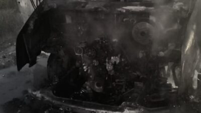 Antalya’nın Serik ilçesinde seyir halindeki bir tur minibüsü alev alması