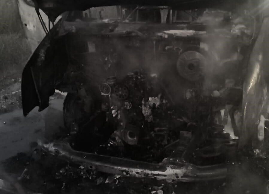 Antalya’nın Serik ilçesinde seyir halindeki bir tur minibüsü alev alması