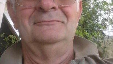 Kuşadası ilçesine tatil için gelen emekli Kani Özdemir (74), serinlemek