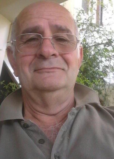 Kuşadası ilçesine tatil için gelen emekli Kani Özdemir (74), serinlemek