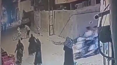 Adana’da bir şahıs, sokakta oyun oynayan çocukların sesinden rahatsız olarak