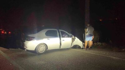 Denizli’de seyir halindeyken ön tekeri patlayan otomobil yoldan çıkara elektrik