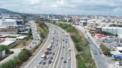 Anadolu Otoyolu Sultanbeyli gişe girişinde Ankara istikametine seyir halindeki otomobilde
