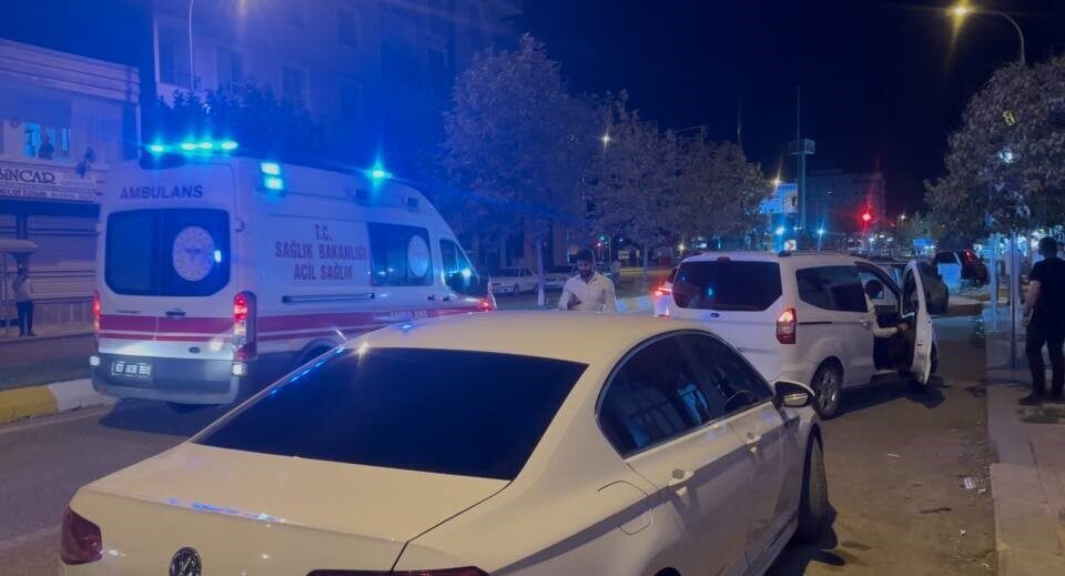 Seyir halindeki otomobile silahlı saldırı düzenlendi Şanlıurfa’nın Ceylanpınar ilçesinde seyir halindeki otomobile silahlı saldırı düzenlendi. Edinilen