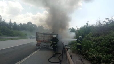 Hatay’da seyir halindeyken dorsesi alevlere teslim olan tırda çıkan yangın,