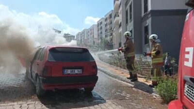 Hatay’ın İskenderun ilçesinde seyir halindeyken alevlere teslim olan Tofaş otomobilde