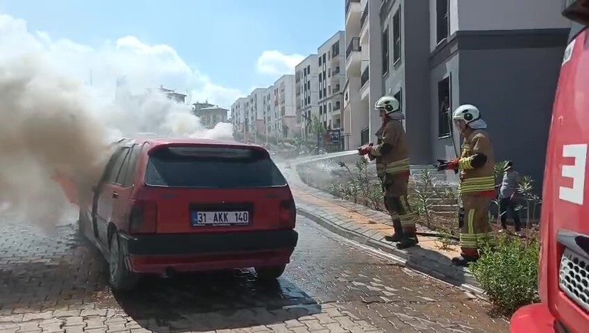 Seyir halindeki Tofaş alev alev yandı Hatay’ın İskenderun ilçesinde seyir halindeyken alevlere teslim olan Tofaş otomobilde