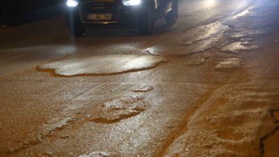 Hatay’da seyir halindeyken yola beton döken mikser sürücüsüne diğer araçların