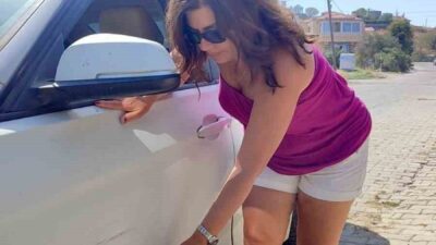 Balıkesir’in Edremit ilçesindeki Balıkesir Koca Seyit Havalimanı otoparkında, aracına çarparak