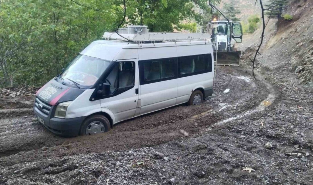 Adana’nın Feke ilçesinde etkili olan şiddetli sağanak yağış nedeniyle araçların