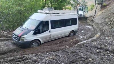 Adana’nın Feke ilçesinde etkili olan şiddetli sağanak yağış nedeniyle araçların