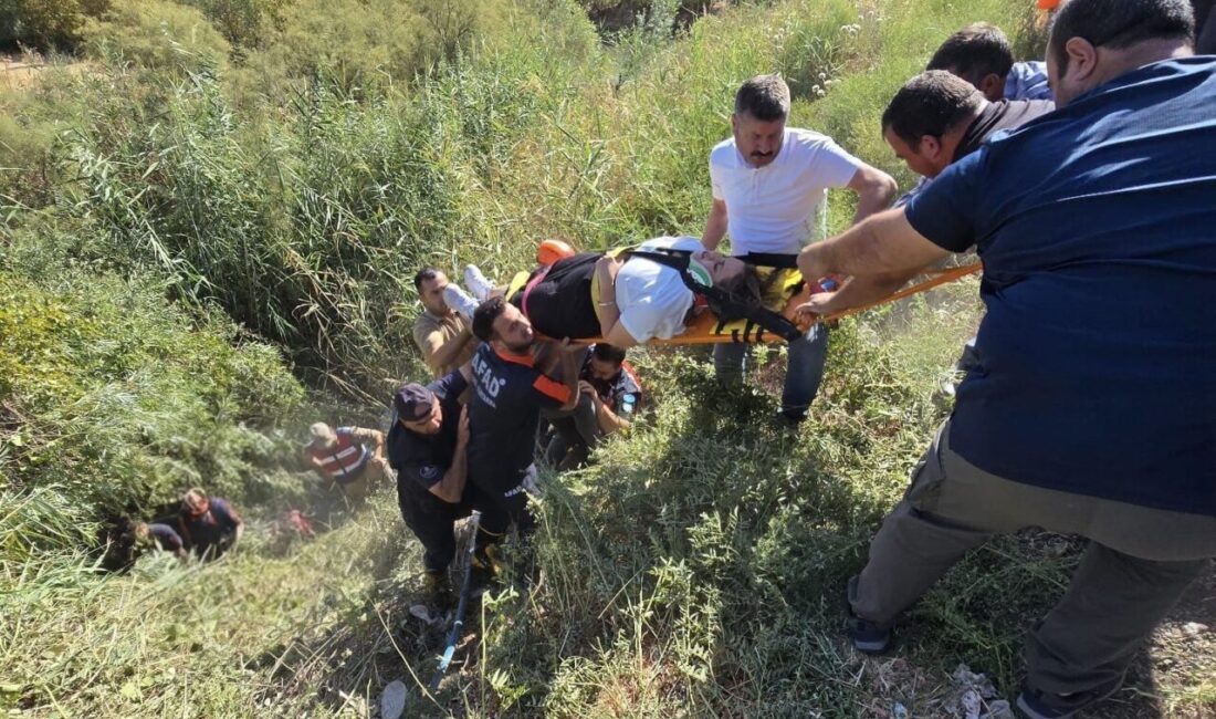 Siirt’te öğretmenleri taşıyan otomobil dereye uçtu: 2 yaralı Siirt’te öğretmenleri taşıyan otomobilin dereye uçması sonucu 2 öğretmen yaralandı.