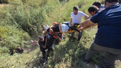 Siirt’te öğretmenleri taşıyan otomobilin dereye uçması sonucu 2 öğretmen yaralandı.