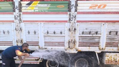 Siirt’in Kurtalan ilçesinde, seyir halindeki bir kamyonette yangın çıktı. Olayda